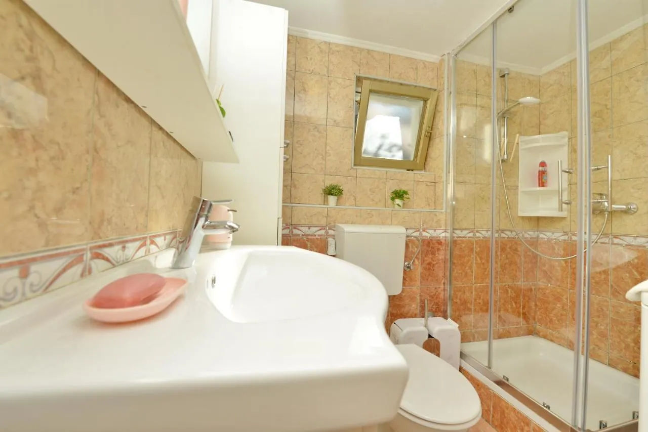 Beautiful 1-Bed Apartment Kristijan زادار