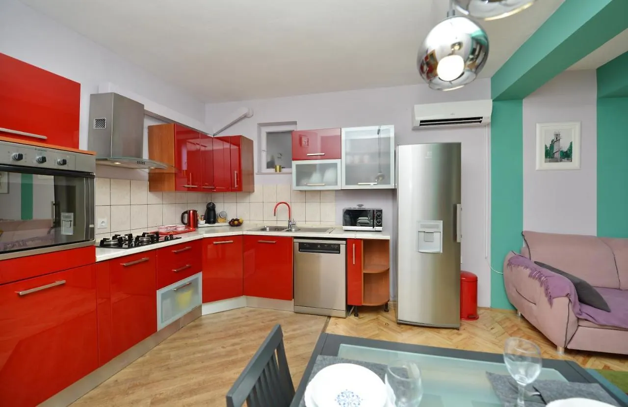 Beautiful 1-Bed Apartment Kristijan زادار