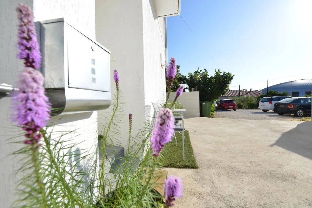 Beautiful 1-Bed Apartment Kristijan زادار 0*,