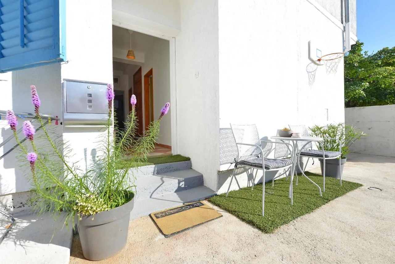 Beautiful 1-Bed Apartment Kristijan زادار